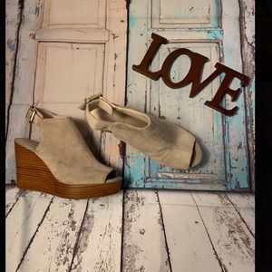 Kenneth Cole Tan Octavia Peep Toe Wedge Sz 10M